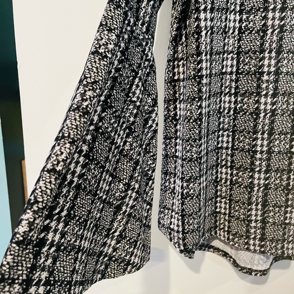 MK FLARE SLEEVES TOP - Picture 6 of 7